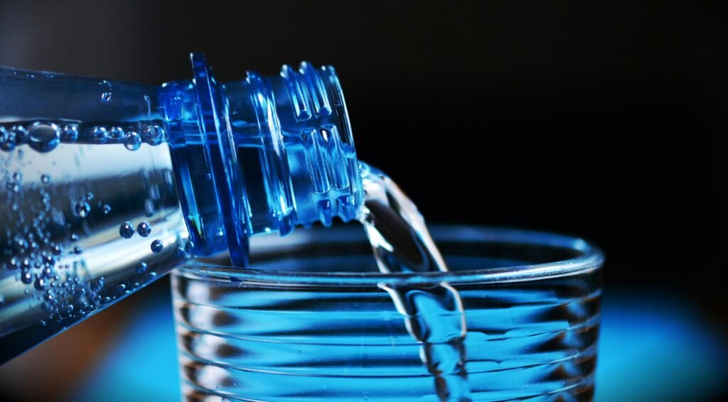 12-Hour Night Shift Meal Plan: Strategies to Stay Energized and Eat Healthy 5 Close-up of sparkling water being poured from a bottle into a glass with bubbles visible.