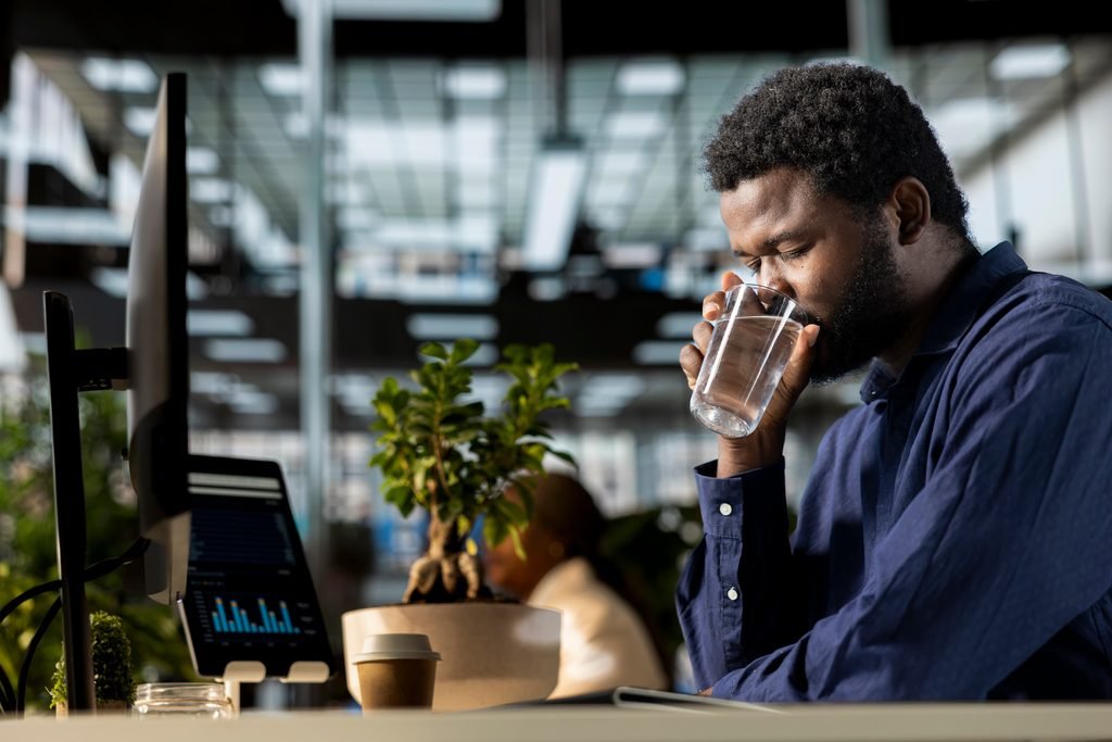 Caffeine vs Water on Night Shift: How to Stay Awake Without Crashing 3 caffeine vs water